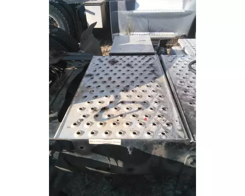 FREIGHTLINER M2 106 DECK (CATWALK) STEP