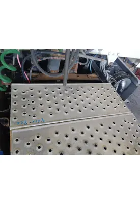 FREIGHTLINER M2 106 DECK (CATWALK) STEP