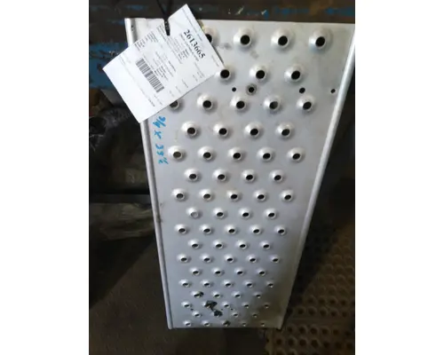 FREIGHTLINER M2 106 DECK (CATWALK) STEP