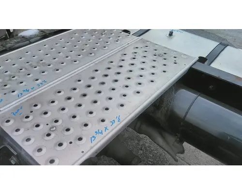 FREIGHTLINER M2 106 DECK (CATWALK) STEP