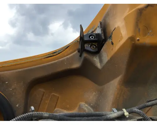 FREIGHTLINER M2 106 HOOD