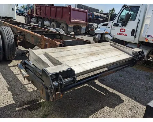 FREIGHTLINER M2 106 LiftgateTailgates