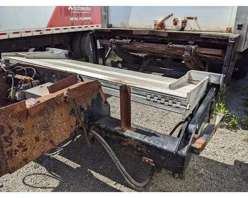 FREIGHTLINER M2 106 LiftgateTailgates