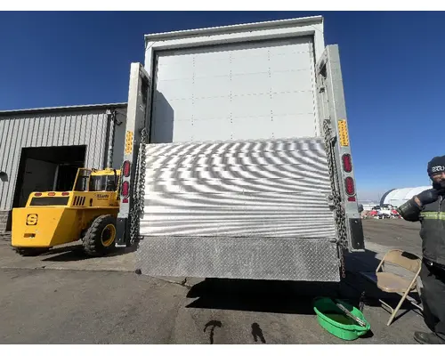 FREIGHTLINER M2 106 Liftgate