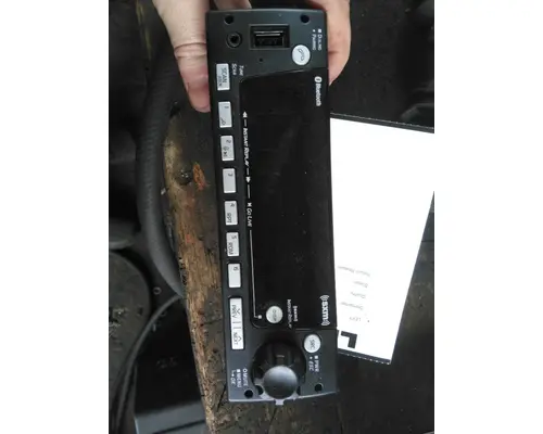 FREIGHTLINER M2 106 RADIO AMFMBLUETOOTH