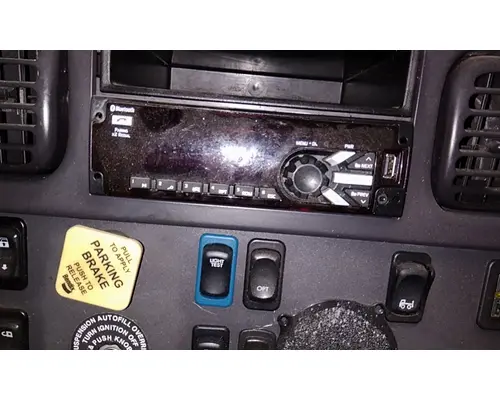 FREIGHTLINER M2 106 RADIO AMFMBLUETOOTH
