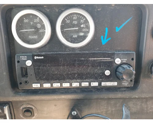 FREIGHTLINER M2 106 RADIO AM/FM/BLUETOOTH