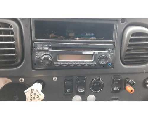 FREIGHTLINER M2 106 RADIO AMFMCD