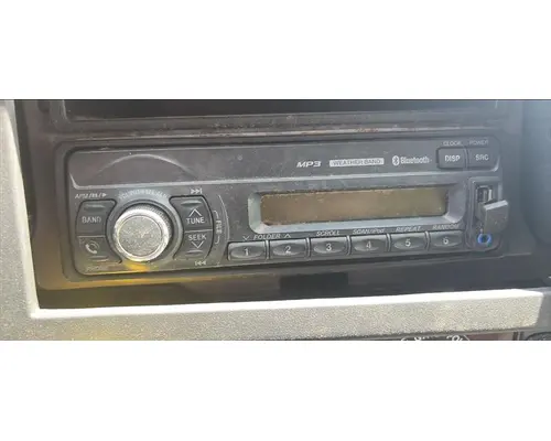 FREIGHTLINER M2 106 RADIO AMFM