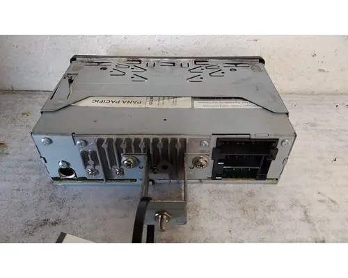 FREIGHTLINER M2 106 RADIO AMFM