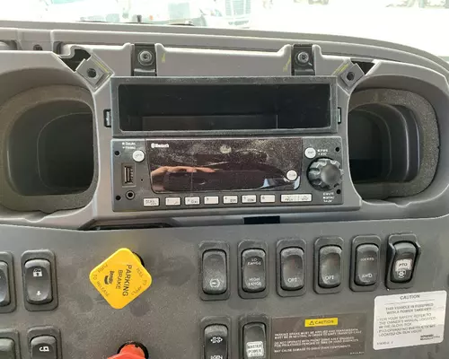 FREIGHTLINER M2 106 Radio