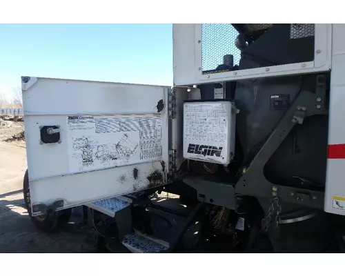 FREIGHTLINER M2 106 SWEEPER