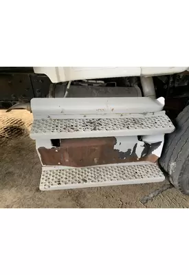 FREIGHTLINER M2 106 Step