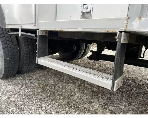 FREIGHTLINER M2 106 Step