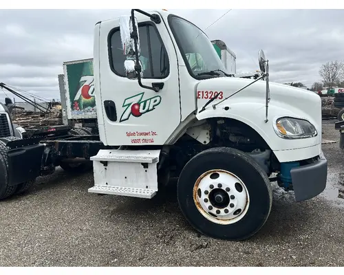 FREIGHTLINER M2-106 Step