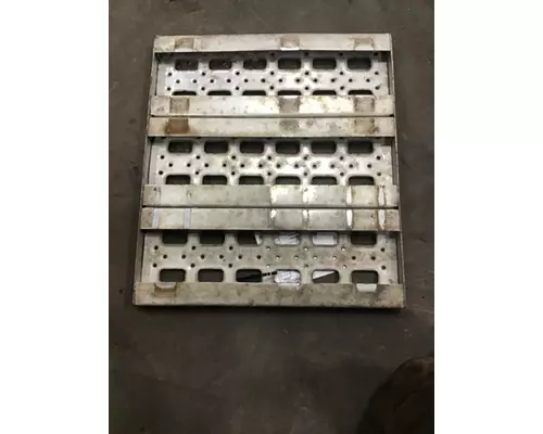 FREIGHTLINER M2-106 Step