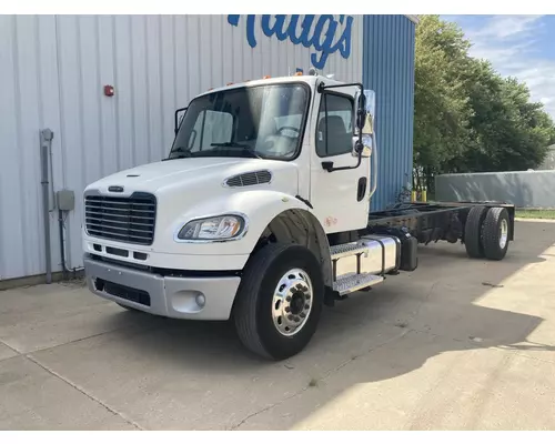 FREIGHTLINER M2-106 Truck