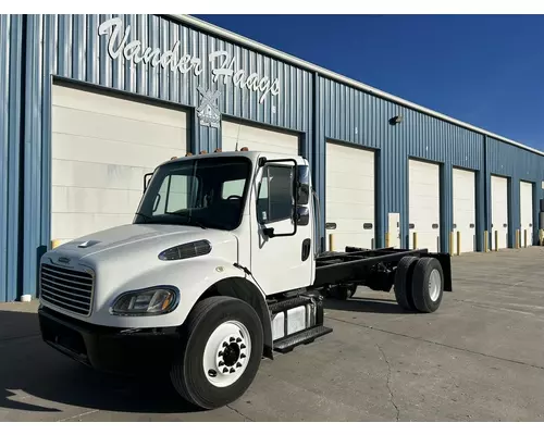 FREIGHTLINER M2-106 Truck