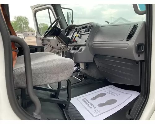 FREIGHTLINER M2-106 Truck