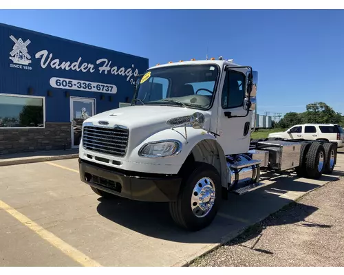 FREIGHTLINER M2-106 Truck