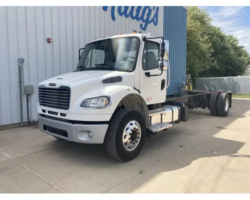 FREIGHTLINER M2-106 Truck