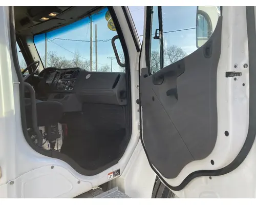 FREIGHTLINER M2-106 Truck