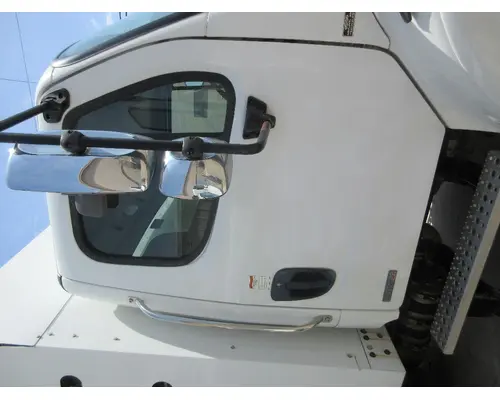 FREIGHTLINER M2-112 Cab