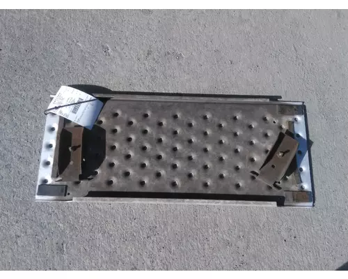 FREIGHTLINER M2 112 DECK (CATWALK) STEP