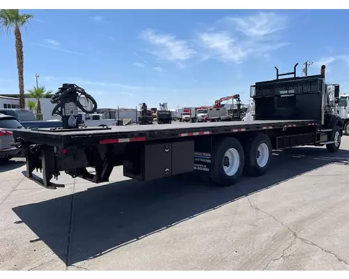 FREIGHTLINER M211264ST Vehicle For Sale