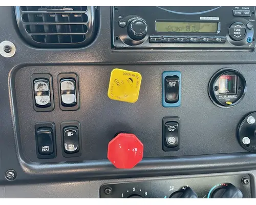 FREIGHTLINER M211264ST Vehicle For Sale