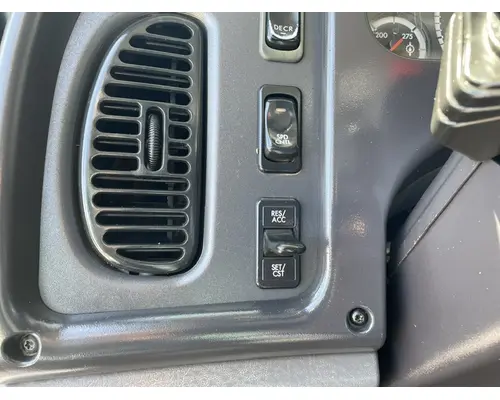FREIGHTLINER M211264ST Vehicle For Sale