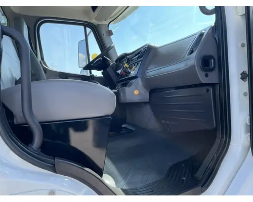FREIGHTLINER M211264ST Vehicle For Sale