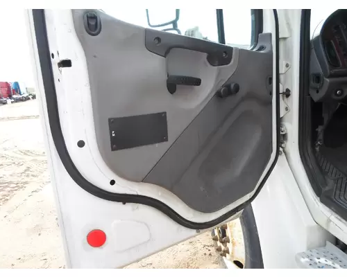 FREIGHTLINER M2 Cab Clip