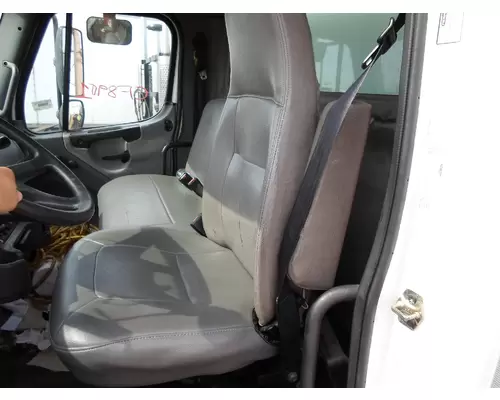 FREIGHTLINER M2 Cab Clip