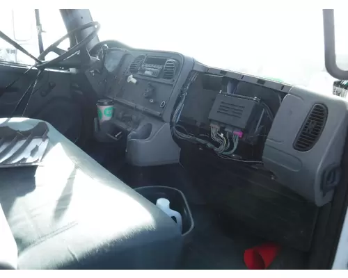 FREIGHTLINER M2 Cab Clip