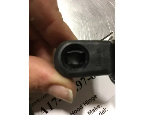FREIGHTLINER M2 HOOD STRUT