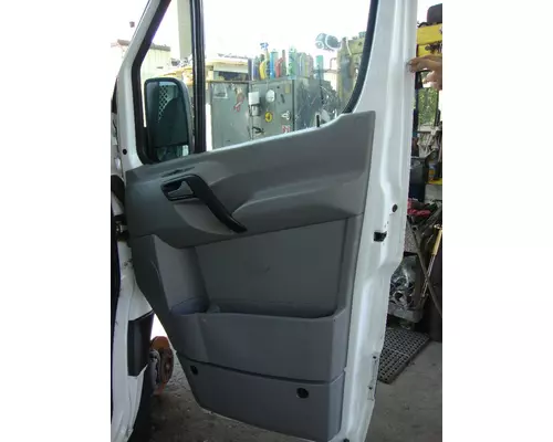 FREIGHTLINER SPRINTER 2500 Door Assembly, Front