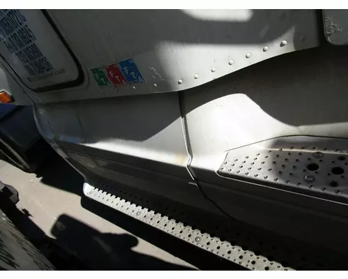 FREIGHTLINER ST120 Side Fairing