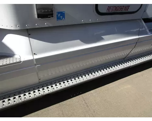 FREIGHTLINER ST120 Side Fairing