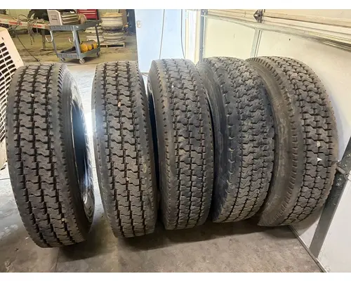 FREIGHTLINER USF-1E Tires