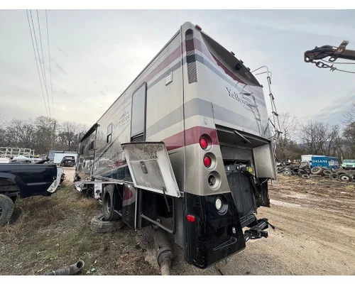 FREIGHTLINER XC Raised Rail Rear Engine Motor Home Chassis Hub