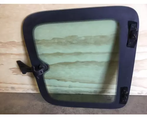 FREIGHTLINER  Windshield Glass