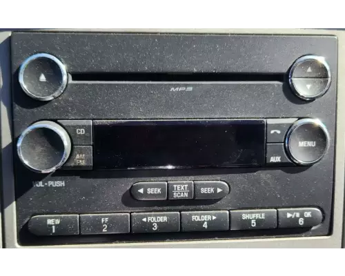 Ford F-750 Radio