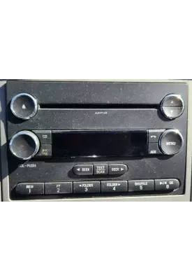 Ford F-750 Radio