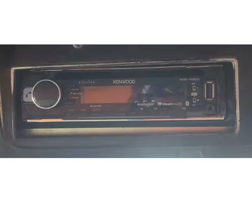 Ford L8000 Radio