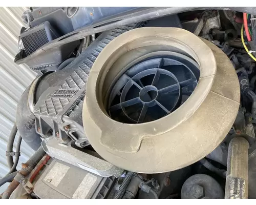 Freightliner CASCADIA Air Cleaner