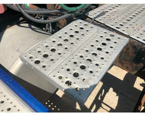 Freightliner CASCADIA Deckplate