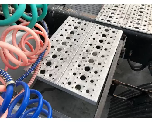 Freightliner CASCADIA Deckplate