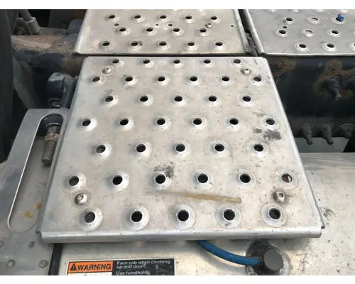 Freightliner CASCADIA Deckplate