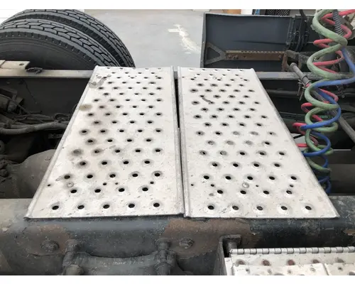 Freightliner CASCADIA Deckplate
